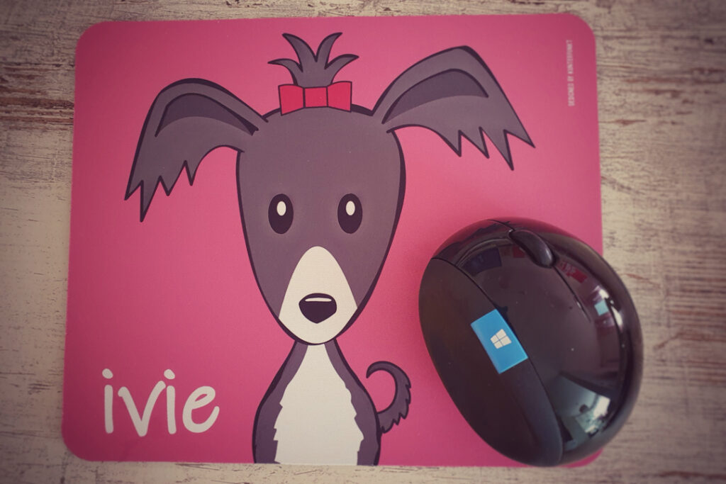 Illustration von Ivie auf einem Mauspad