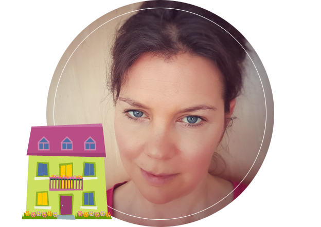 Foto Cordula Schwab mit einem gezeichneten Haus